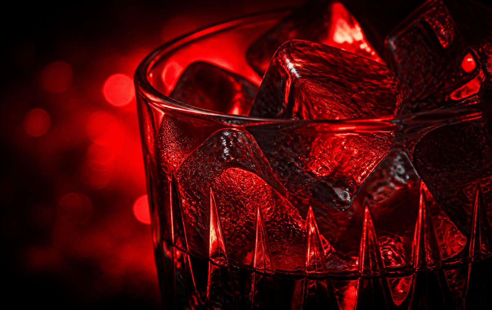 Macro di ghiaccio trasparente illuminato di rosso